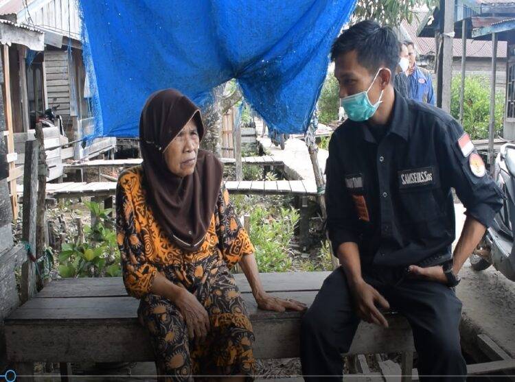 Ketua Bawaslu Tanjab Timur Samsedi saat bersama warga.