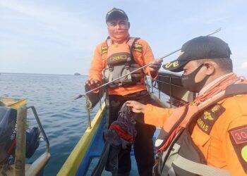 Tim gabungan Basarnas Kendari saat menemukan panah dan celana yang diduga milik korban Edi Purnomo (23) seorang nelayan yang dilaporkan terseret arus saat memanah ikan di sekitar Perairan Pulau Malangke, Kecamatan Masaloka Raya, Kabupaten Bombana Sulawesi Tenggara