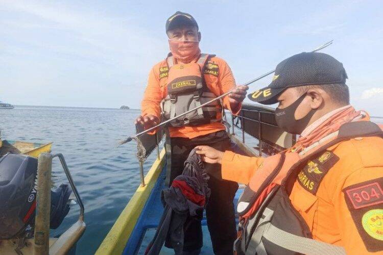 Tim gabungan Basarnas Kendari saat menemukan panah dan celana yang diduga milik korban Edi Purnomo (23) seorang nelayan yang dilaporkan terseret arus saat memanah ikan di sekitar Perairan Pulau Malangke, Kecamatan Masaloka Raya, Kabupaten Bombana Sulawesi Tenggara