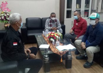 Hotman Simanjuntak (dua kiri) usai ditangkap oleh Tim Tabur (Tangkap Buronan) Kejaksaan Agung RI bersama Tim Tabur Kejaksaan Tinggi Sumatera Utara dibantu Tim Tabur Cabang Kejaksaan Negeri Siborong Borong