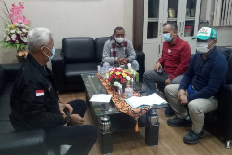 Hotman Simanjuntak (dua kiri) usai ditangkap oleh Tim Tabur (Tangkap Buronan) Kejaksaan Agung RI bersama Tim Tabur Kejaksaan Tinggi Sumatera Utara dibantu Tim Tabur Cabang Kejaksaan Negeri Siborong Borong