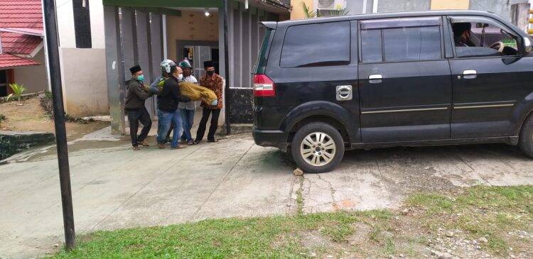 Warga membawa pasien reaktif rapid test Covid-19 yang meninggal dunia. Foto: Gandi