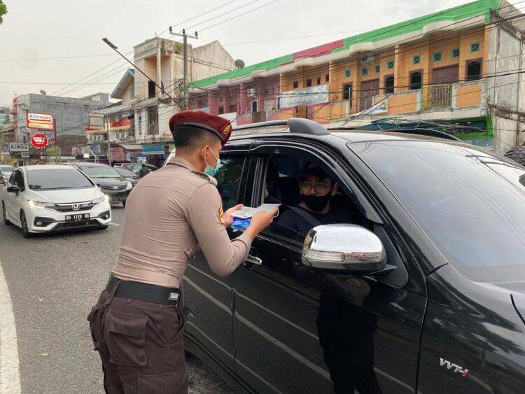 Taruna Taruni Akpol Berbagi Sembako dan Masker untuk Warga Jambi