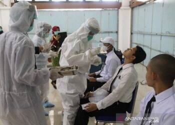 Petugas medis melakukan tes usap terhadap para calon muda praja IPDN di Kampus IPDN Jatinangor