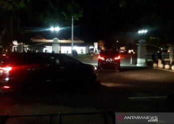 Presiden Jokowi dan rombongan tiba di Gedung Agung, Yogyakarta, Rabu malam.