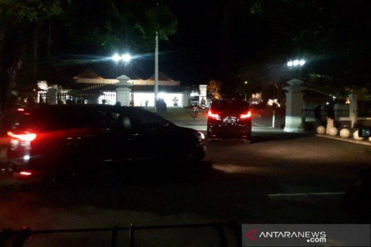 Presiden Jokowi dan rombongan tiba di Gedung Agung, Yogyakarta, Rabu malam.