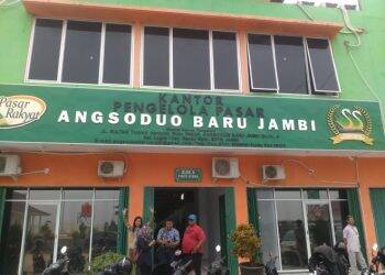 Kios di pasar Angso Duo Jambi. Pengelola Pasar Angso Duo Jambi memberikan keringanan kepada pedagang agar dapat menempati kios