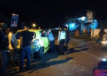 Kondisi mobil sedan toyota yaris yang menabrak pejalan kaki dirusak massa karena pelaku melakukan diri.