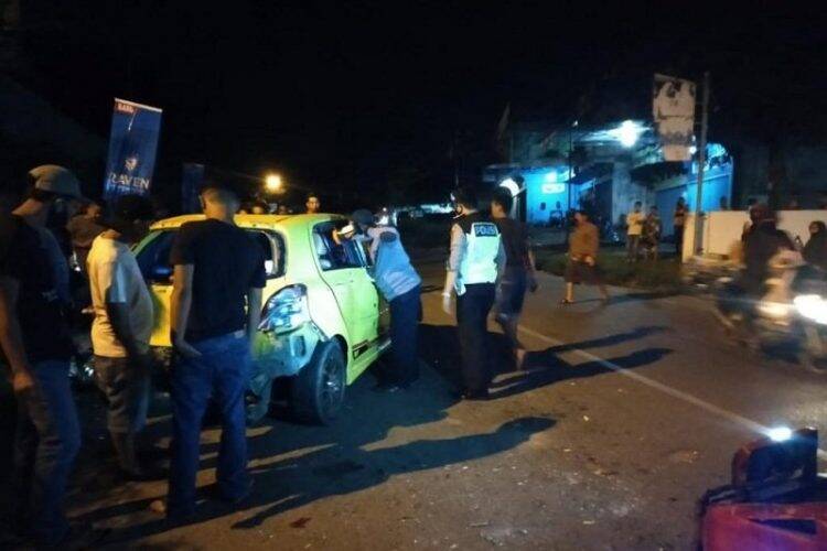 Kondisi mobil sedan toyota yaris yang menabrak pejalan kaki dirusak massa karena pelaku melakukan diri.