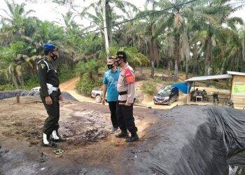 Kapolres Muarojambi AKBP Ardyanto saat meninjau lokasi sumur minyak ilegal yang ditutup