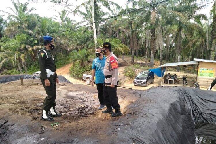 Kapolres Muarojambi AKBP Ardyanto saat meninjau lokasi sumur minyak ilegal yang ditutup