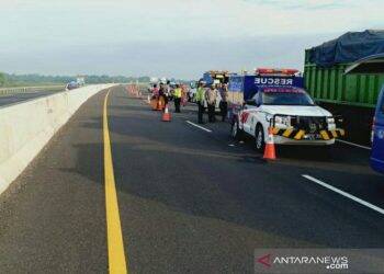 Olah TKP kecelakaan di ruas Tol Palembang-Kayuagung KM 338 yang menewaskan empat orang