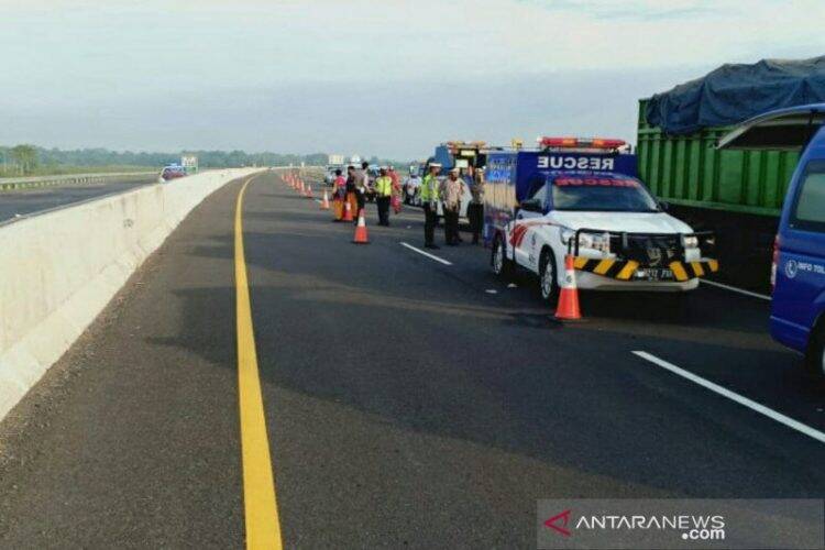 Olah TKP kecelakaan di ruas Tol Palembang-Kayuagung KM 338 yang menewaskan empat orang