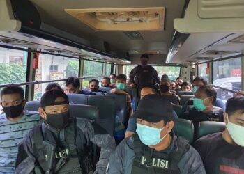 Para tersangka diangkut dengan mobil tahanan dalam pelimpahan berkas perkara. Foto: Istimewa