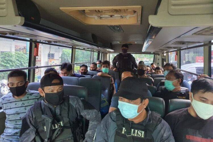 Para tersangka diangkut dengan mobil tahanan dalam pelimpahan berkas perkara. Foto: Istimewa
