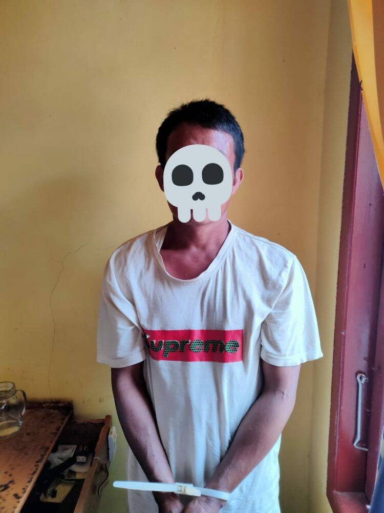 Pelaku saat berada di Mapolres Sarolangun. Foto: Hamzah
