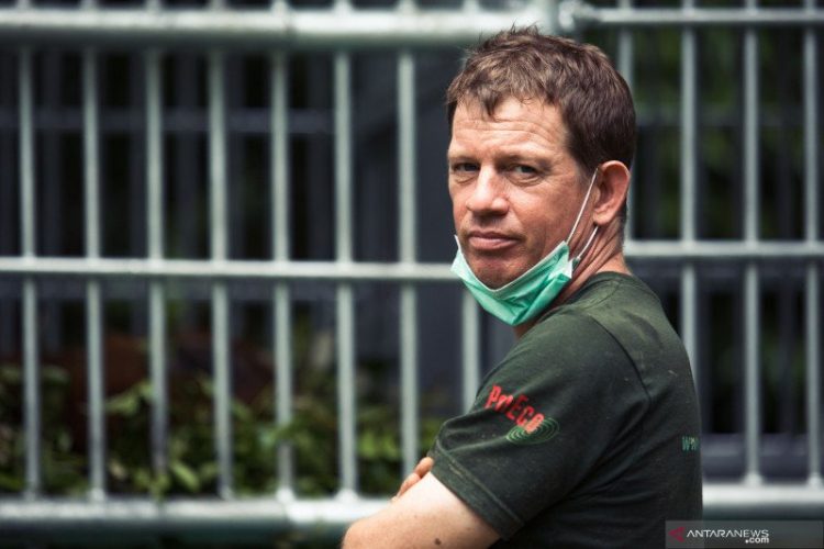 Pelestari orang utan liar Sumatera asal Inggris, Dr. Ian Singleton, mendapat gelar OBE dari Kerajaan Inggris Raya atas jasa dalam bidang konservasi dan pelestarian lingkungan