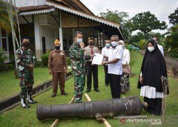Penyerahan meriam peninggalan Belanda yang dihibahkan Korem 042Gapu ke Museum Perjuangan Rakyat Jambi,