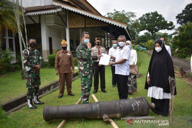 Penyerahan meriam peninggalan Belanda yang dihibahkan Korem 042Gapu ke Museum Perjuangan Rakyat Jambi,