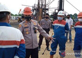 Kapolres Muarojambi, AKBP Ardyanto saat turun melihat lokasi terbakarnya sumur bor milik Pertamina Jambi,