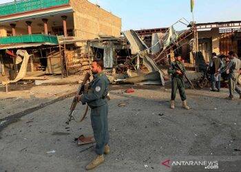 Sejumlah polisi Afghanistan berjaga di lokasi bom bunuh diri dengan mobil di Jalalabad, Afghanistan
