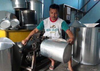 Seorang pengrajin perabotan rumah tangga berbahan alumunium di Kota Jambi, Edinson tetap bertahan menjaga pasarnya di tengah serbuan produk buatan pabrikan besar.