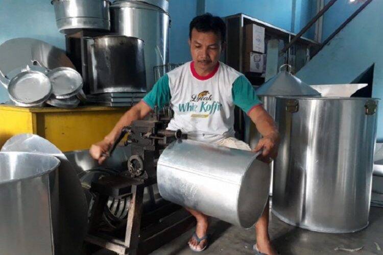 Seorang pengrajin perabotan rumah tangga berbahan alumunium di Kota Jambi, Edinson tetap bertahan menjaga pasarnya di tengah serbuan produk buatan pabrikan besar.