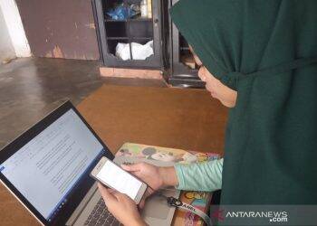 Siswa sedang belajar daring