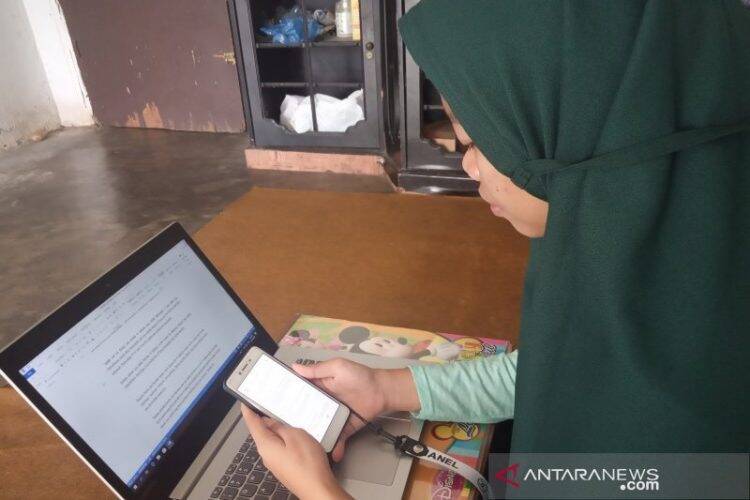 Siswa sedang belajar daring