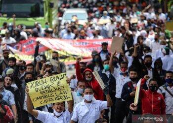 Sejumlah buruh mengikuti aksi long march di kawasan Jatiuwung, Kota Tangerang, Banten, Selasa (6/10/2020). Aksi tersebut sebagai bentuk kekecewaan buruh atas pengesahan Undang-Undang Cipta Kerja yang dianggap merugikan kaum buruh