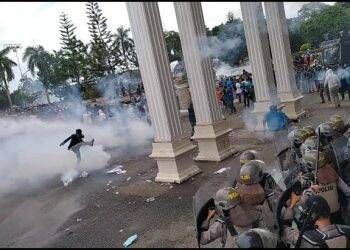 Aksi unjuk rasa di depan gedung DPRD Provinsi Jambi yang berujung kericuhan. Foto: Lilis Karlina