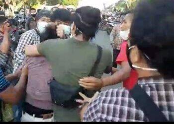 Polisi mengamankan massa aksi.