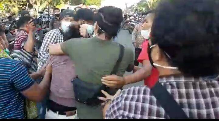 Polisi mengamankan massa aksi.