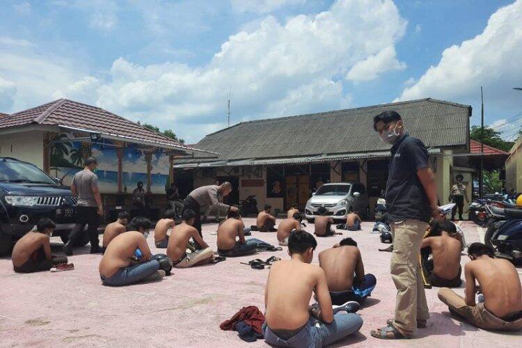 Sebanyak 29 pelajar yang ikut dalam konvoi motor dan perusakan gedung DPRD Kota Jambi diamankan di Mapolresta Jambi, Rabu (7/10). Akibat aksi pelemparan massa itu mengakibatkan pintu utama Gedung DPRD Kota Jambi pecah dan hancur.