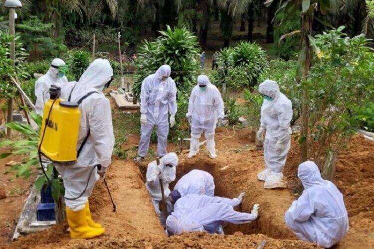 Prosesi pemakman pasien suspect COVID-19 di Desa Belanti Jaya, Kecamatan Mersam, Kabupaten Batanghari, Provinsi Jambi pada Minggu (11/10).
