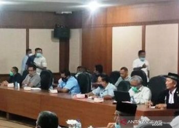 Ketua Apkasindo Provinsi Aceh, HT Amir Husein (dua dari kanan berbaju putih) sesaat sebelum meninggal dunia ketika sedang mengikuti rapat di Kantor Bupati Nagan Raya, Aceh, Kompleks Perkantoran Suka Makmue