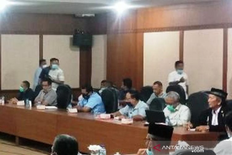 Ketua Apkasindo Provinsi Aceh, HT Amir Husein (dua dari kanan berbaju putih) sesaat sebelum meninggal dunia ketika sedang mengikuti rapat di Kantor Bupati Nagan Raya, Aceh, Kompleks Perkantoran Suka Makmue