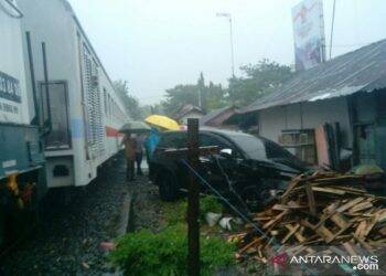 Kondisi mobil setelah ditabrak kereta api di Kelurahan Kampuang Perak, Kecamatan Pariaman Tengah, Kota Pariaman