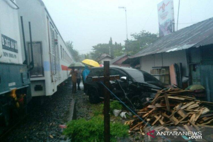 Kondisi mobil setelah ditabrak kereta api di Kelurahan Kampuang Perak, Kecamatan Pariaman Tengah, Kota Pariaman