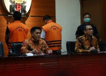Deputi Penindakan KPK Karyoto (kiri) dan Plt Juru Bicara KPK Ali Fikri saat jumpa pers terkait penahanan dua tersangka suap terkait perizinan tambak, usaha dan/atau pegelolaan perikanan atau komoditas perairan sejenis lainnya tahun 2020 di Gedung KPK