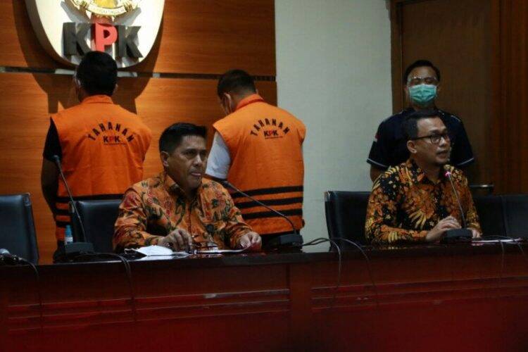 Deputi Penindakan KPK Karyoto (kiri) dan Plt Juru Bicara KPK Ali Fikri saat jumpa pers terkait penahanan dua tersangka suap terkait perizinan tambak, usaha dan/atau pegelolaan perikanan atau komoditas perairan sejenis lainnya tahun 2020 di Gedung KPK