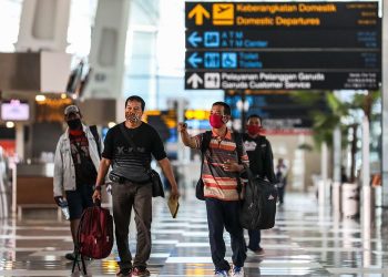 Penumpang saat tiba di terminal 3 Bandara Soekarno-Hatta, Tangerang, Banten, Selasa (12/5/2020). PT Angkasa Pura II mengeluarkan tujuh prosedur baru bagi penumpang penerbangan rute domestik selama masa dilarang mudik Idul Fitri 1441 H di Bandara Internasional Soekarno-Hatta. Foto: Kompas