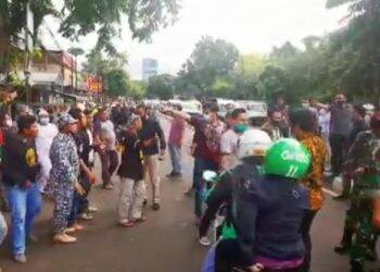 FPI Bersitegang dengan Aparat: Woi Mau Ngapain Itu