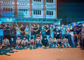Para anggota gank motor (duduk) yang berhasil ditangkap aparat kepolisian. Foto: Istimewa