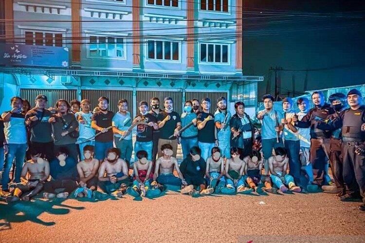 Para anggota gank motor (duduk) yang berhasil ditangkap aparat kepolisian. Foto: Istimewa