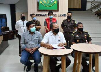 Redo Setiawan (rompi merah) usai ditangkap di Bogor dan dibawa ke Kejaksaan Tinggi Jambi. Foto: Istimewa