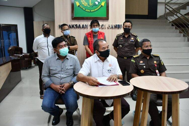 Redo Setiawan (rompi merah) usai ditangkap di Bogor dan dibawa ke Kejaksaan Tinggi Jambi. Foto: Istimewa