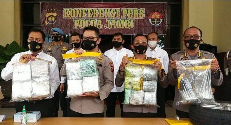 Polda Jambi Tangkap Kurir 19,4 Kilogram Sabu dari Malaysia