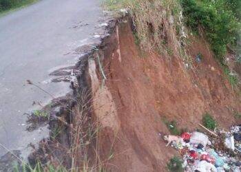 Kondisi jalan yang mengalami longsor. Foto: Hendra