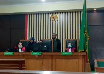 Hakim memimpin sidang dari dalam ruang persidangan Pengadilan Negeri Jambi. Foto: Istimewa